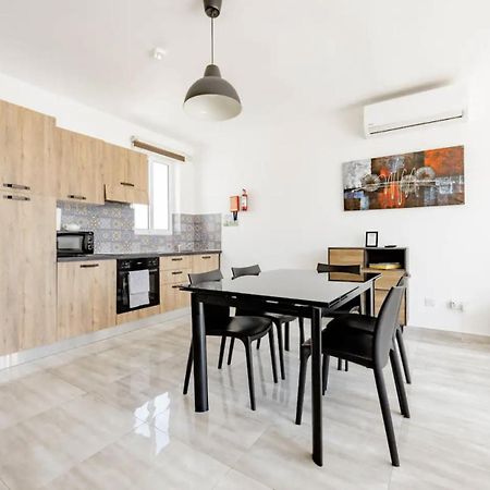 F12 Room 2, Private Room Two Single Beds Privated Bathroom In Shared Flat Msida Bagian luar foto