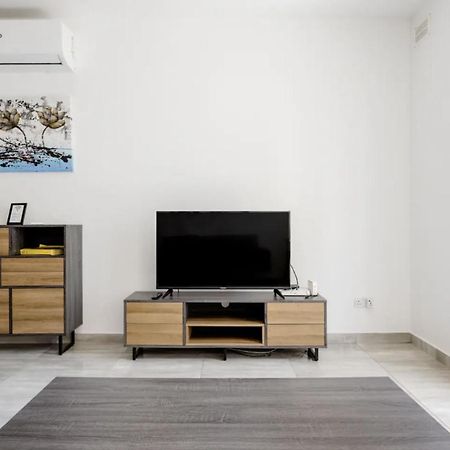 F12 Room 2, Private Room Two Single Beds Privated Bathroom In Shared Flat Msida Bagian luar foto