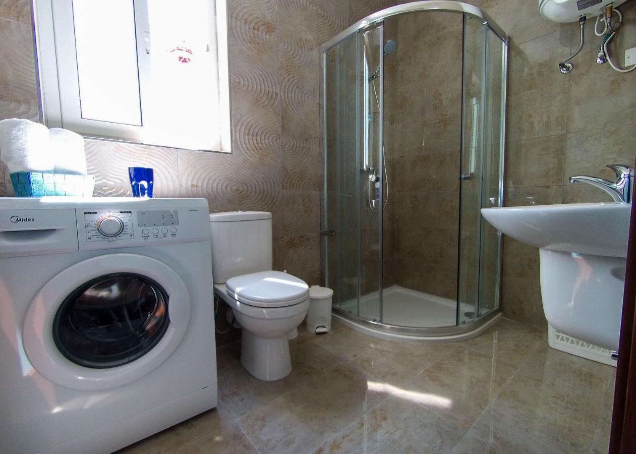 F12 Room 2, Private Room Two Single Beds Privated Bathroom In Shared Flat Msida Bagian luar foto