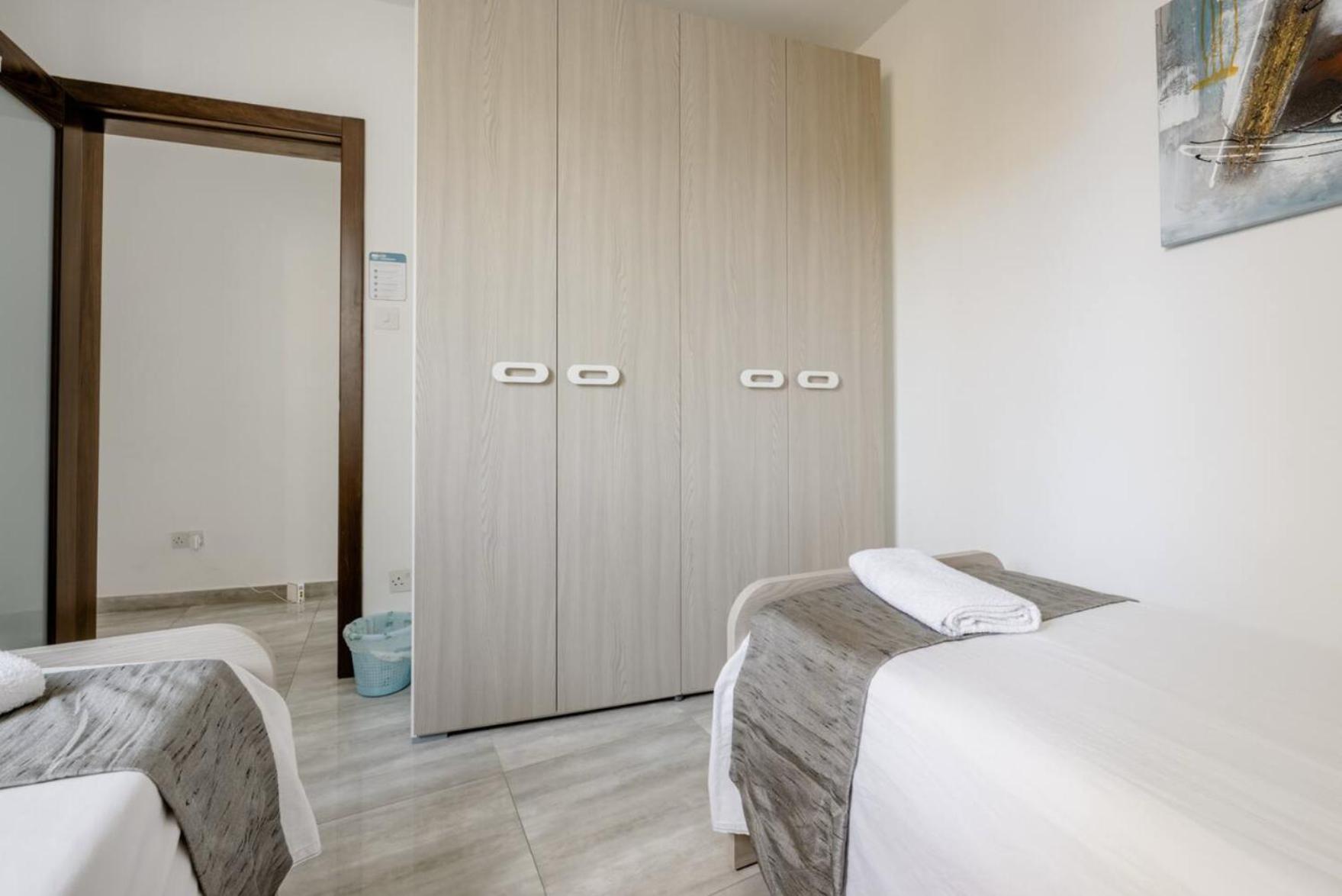 F12 Room 2, Private Room Two Single Beds Privated Bathroom In Shared Flat Msida Bagian luar foto