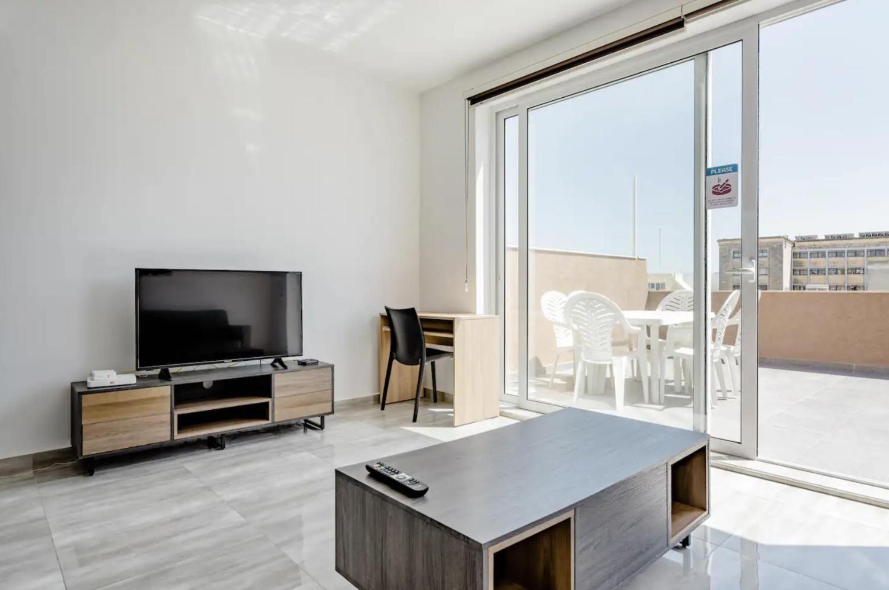 F12 Room 2, Private Room Two Single Beds Privated Bathroom In Shared Flat Msida Bagian luar foto