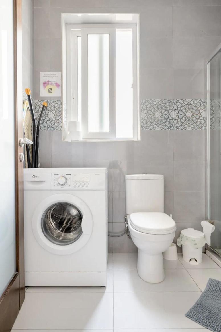 F12 Room 2, Private Room Two Single Beds Privated Bathroom In Shared Flat Msida Bagian luar foto
