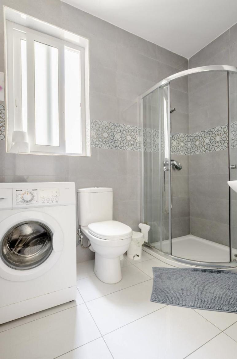 F12 Room 2, Private Room Two Single Beds Privated Bathroom In Shared Flat Msida Bagian luar foto